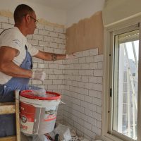 קיר בריקים במטבח